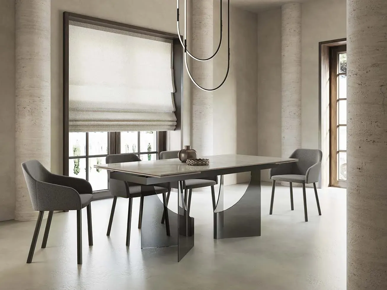 Tavolo Fatum Glass Target Point con piano chiaro e sedie grigie davanti a una finestra con tenda