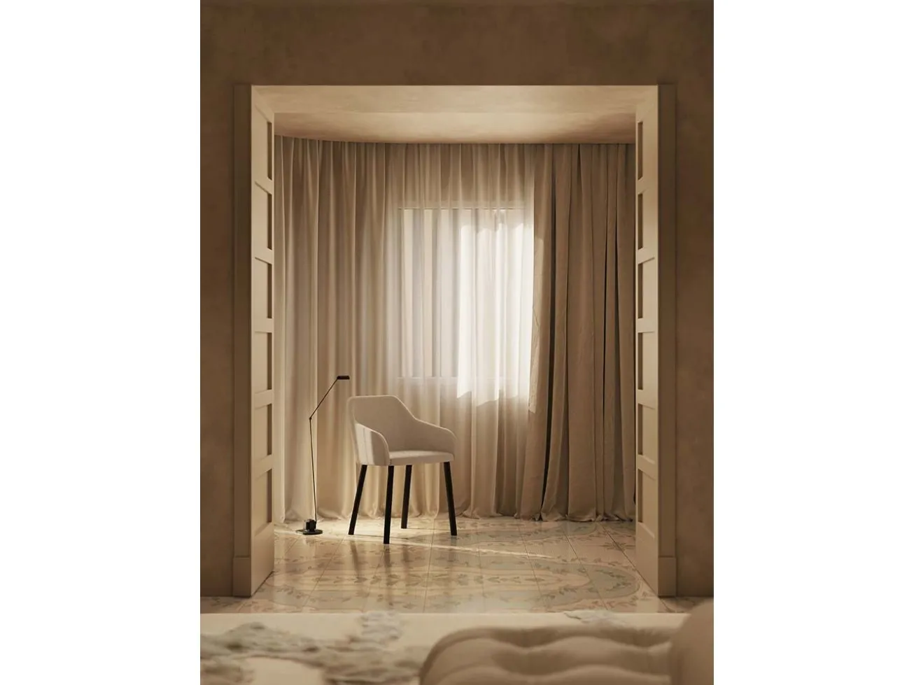 Poltroncina Victoria Target Point chiara in una stanza con tende e tappeto