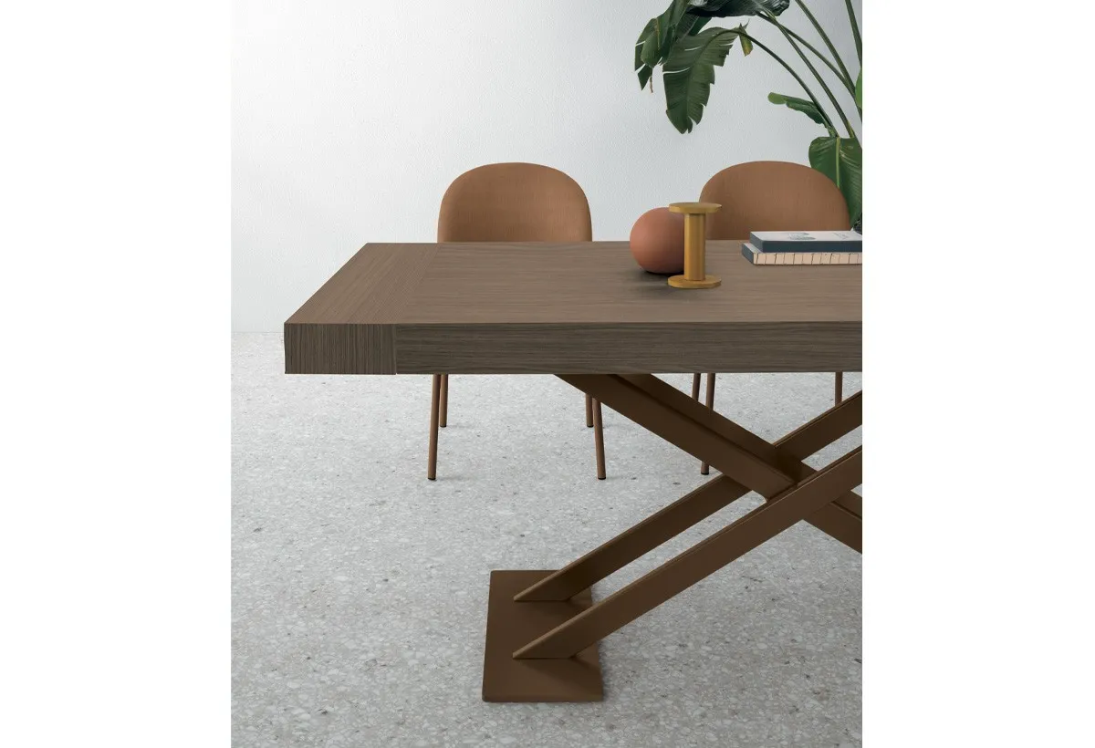 Dettaglio del tavolo Tolomeo Target Point con piano effetto legno e base incrociata
