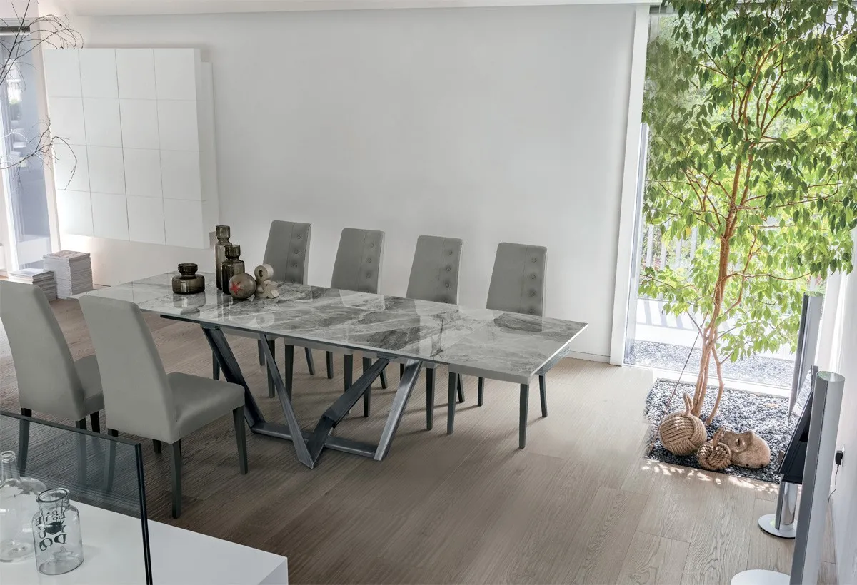 Tavolo Priamo Target Point allungato con sedie grigie in una sala luminosa