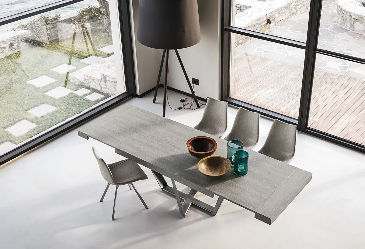 Tavolo Apollo Target Point chiaro con sedie beige vicino a una vetrata