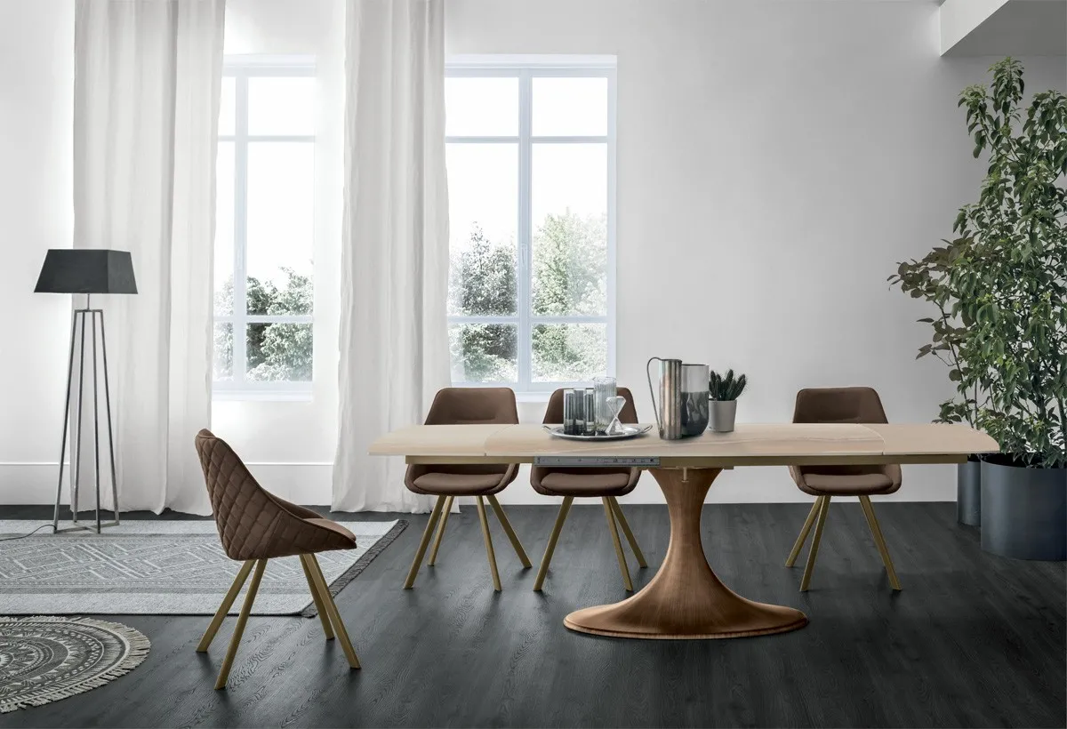 Tavolo Calice Target Point effetto legno con sedie scure in una sala con tende