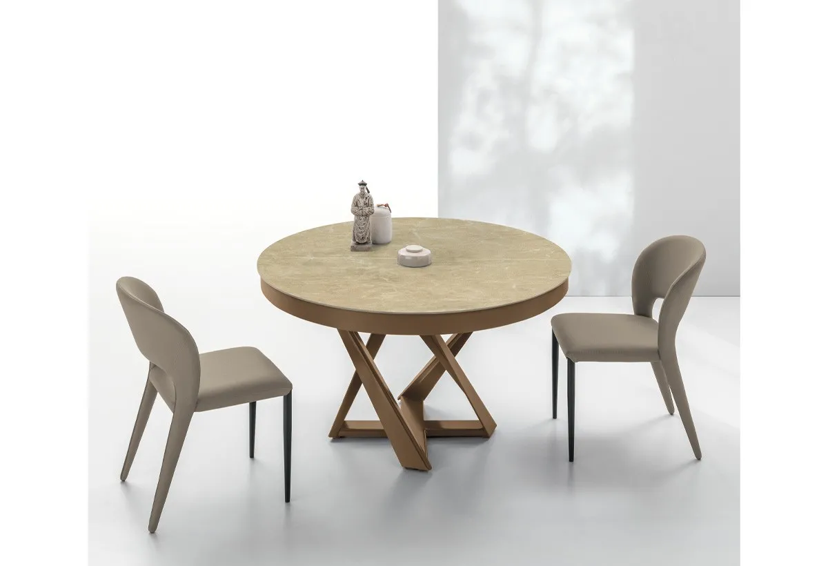 Tavolo Cronos Target Point rotondo con piano chiaro e sedie beige