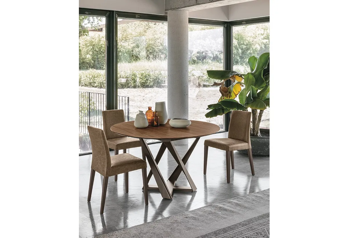 Tavolo Cronos Wood Target Point con sedie color cuoio in una veranda