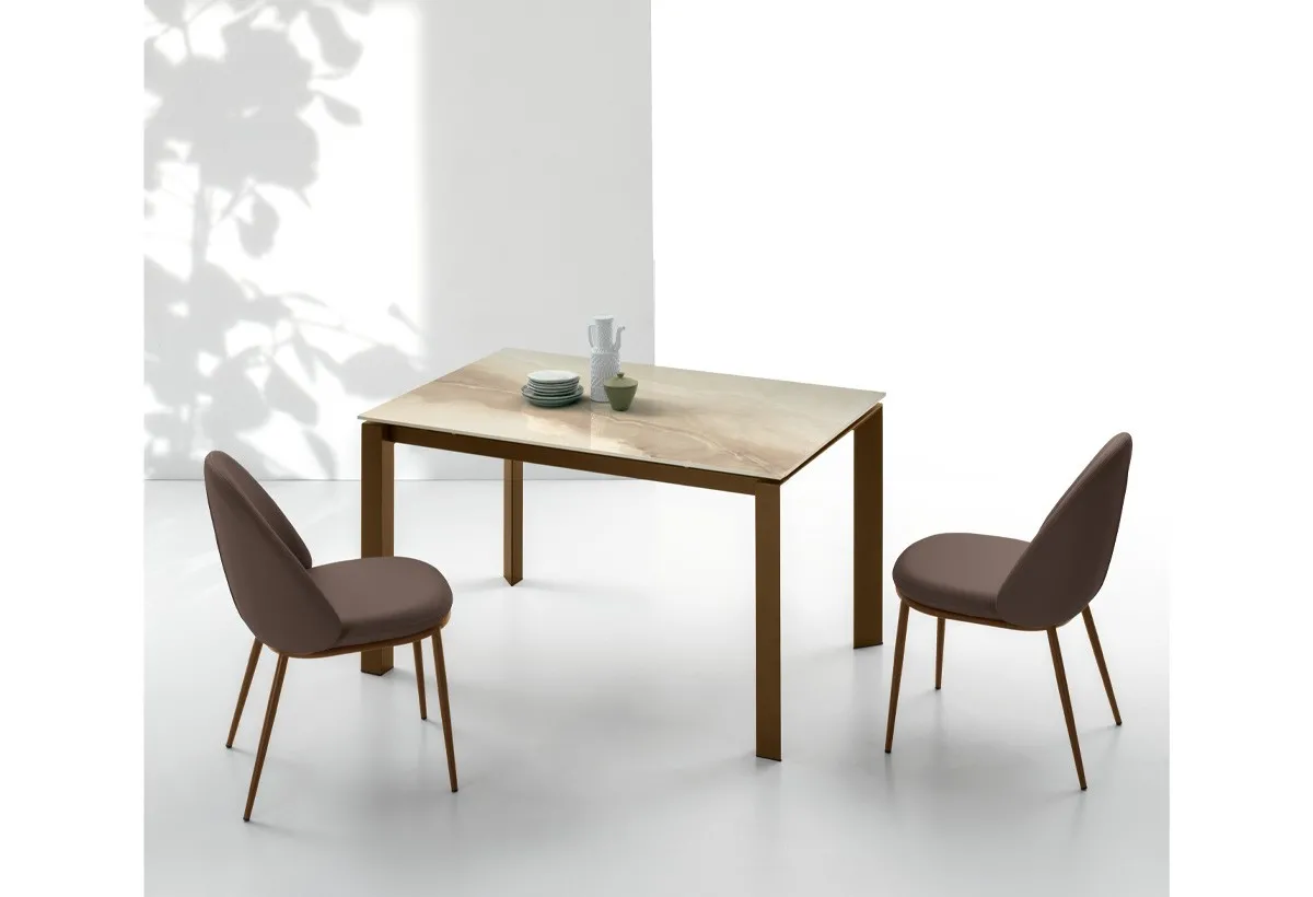 Tavolo Enea Target Point con piano chiaro e sedie marroni