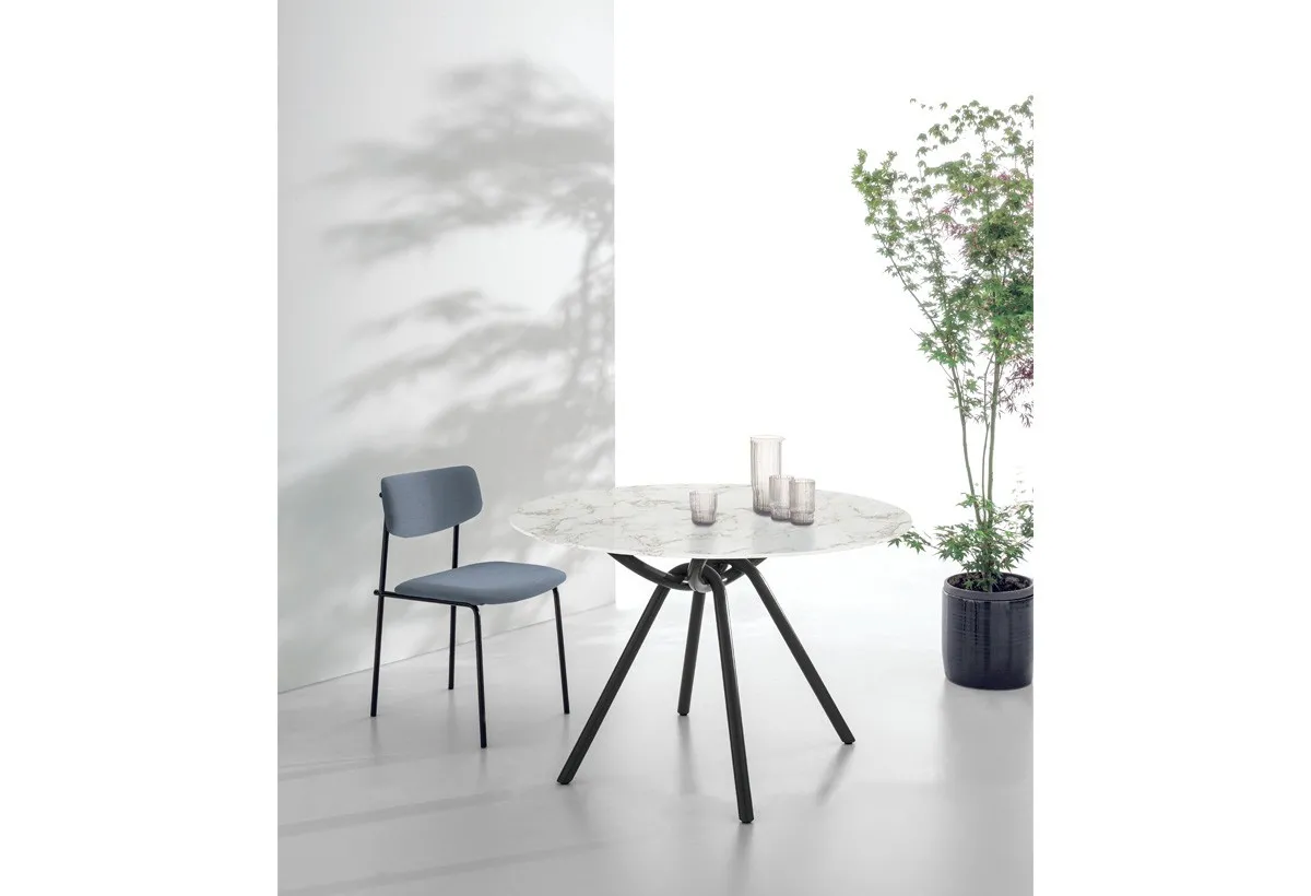 Tavolo Smile Target Point con sedie blu fra le piante