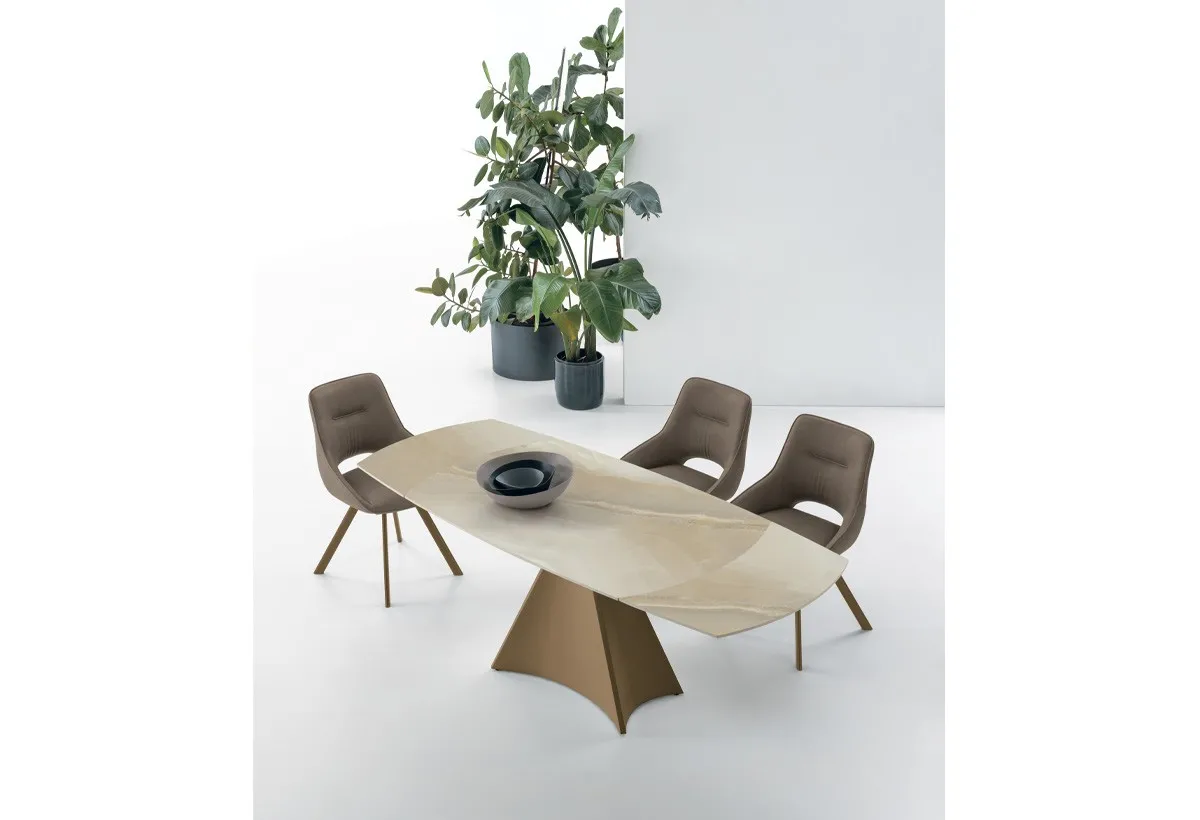 Tavolo Tornado Target Point chiuso con sedie beige fra le piante