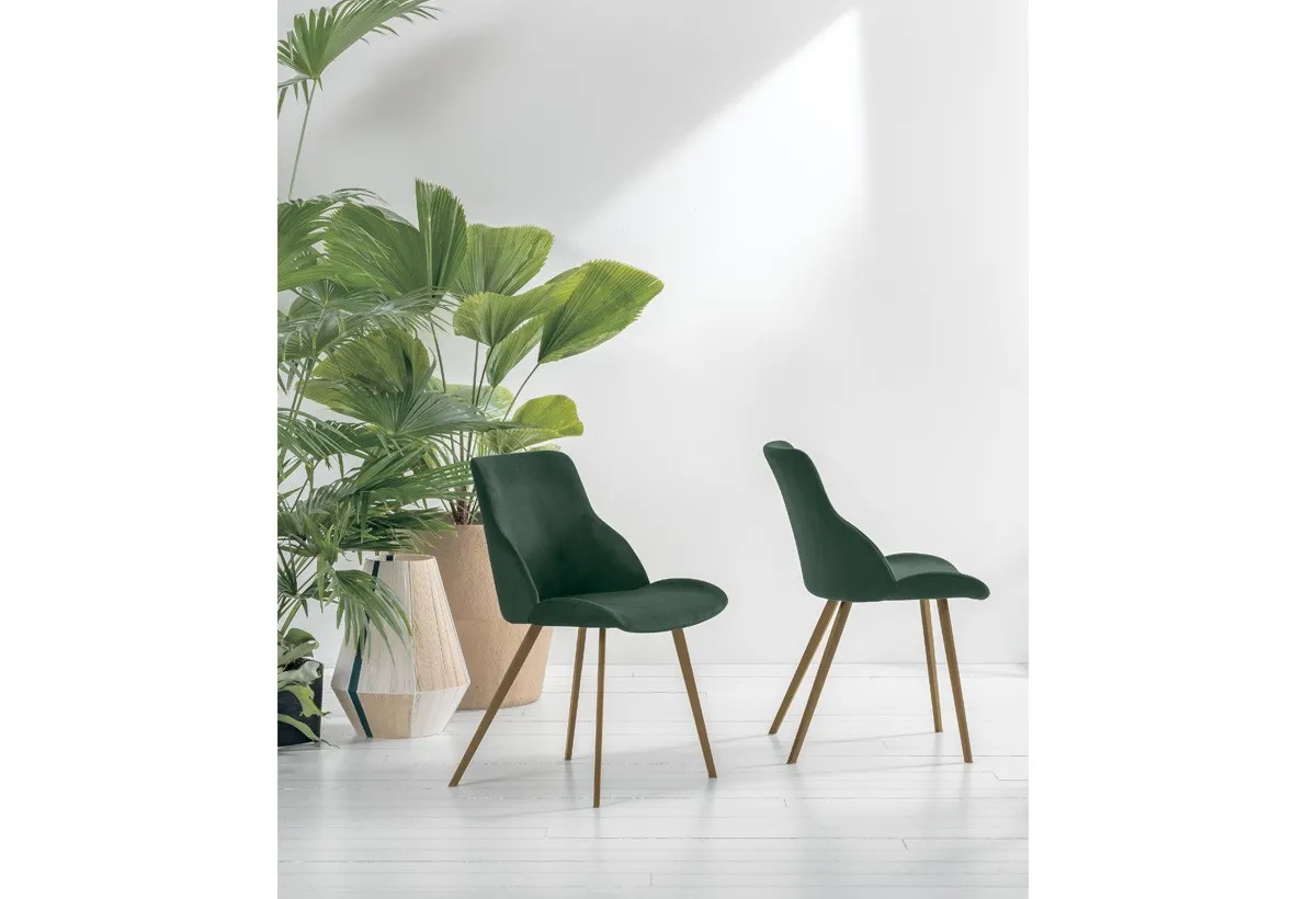 Due sedie Brasilia Target Point verde scuro fra le piante