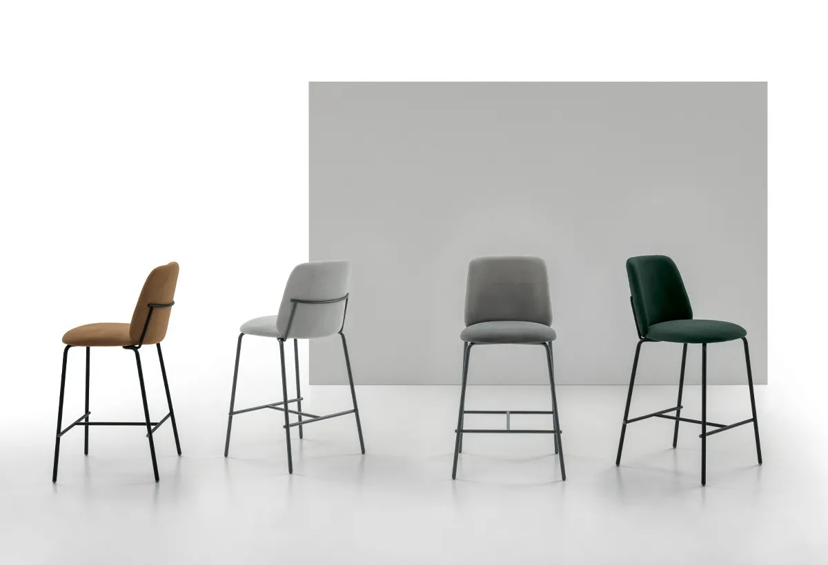Sgabelli Easy Target Point in quattro colori fra cui cuoio, grigio e verde scuro