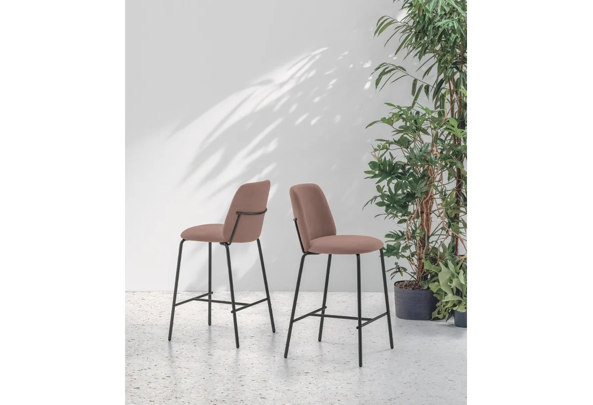 Due sgabelli Easy Target Point color cuoio fra le piante