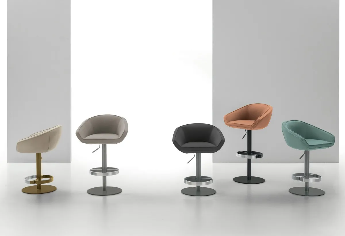 Sgabelli regolabili Fluf Target Point in cinque colori con base tonda in metallo