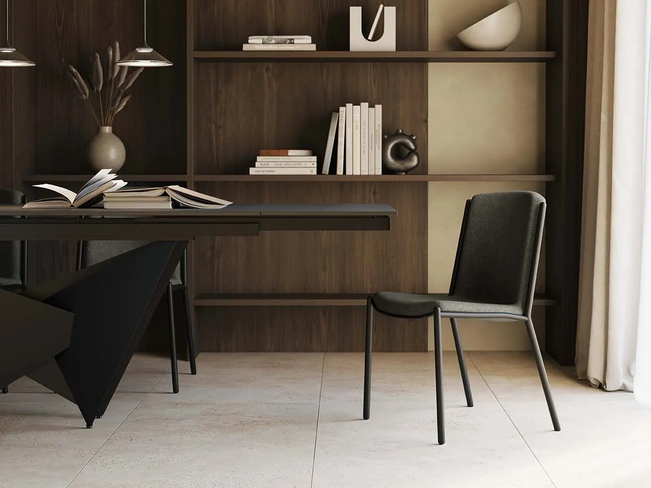 Sedia Fuji Target Point nera accanto a una scrivania davanti a una libreria in legno scuro