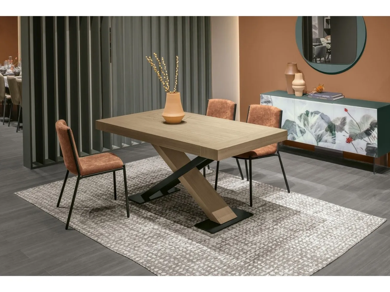 Sedie Fuji Target Point grigie attorno a un tavolo effetto legno