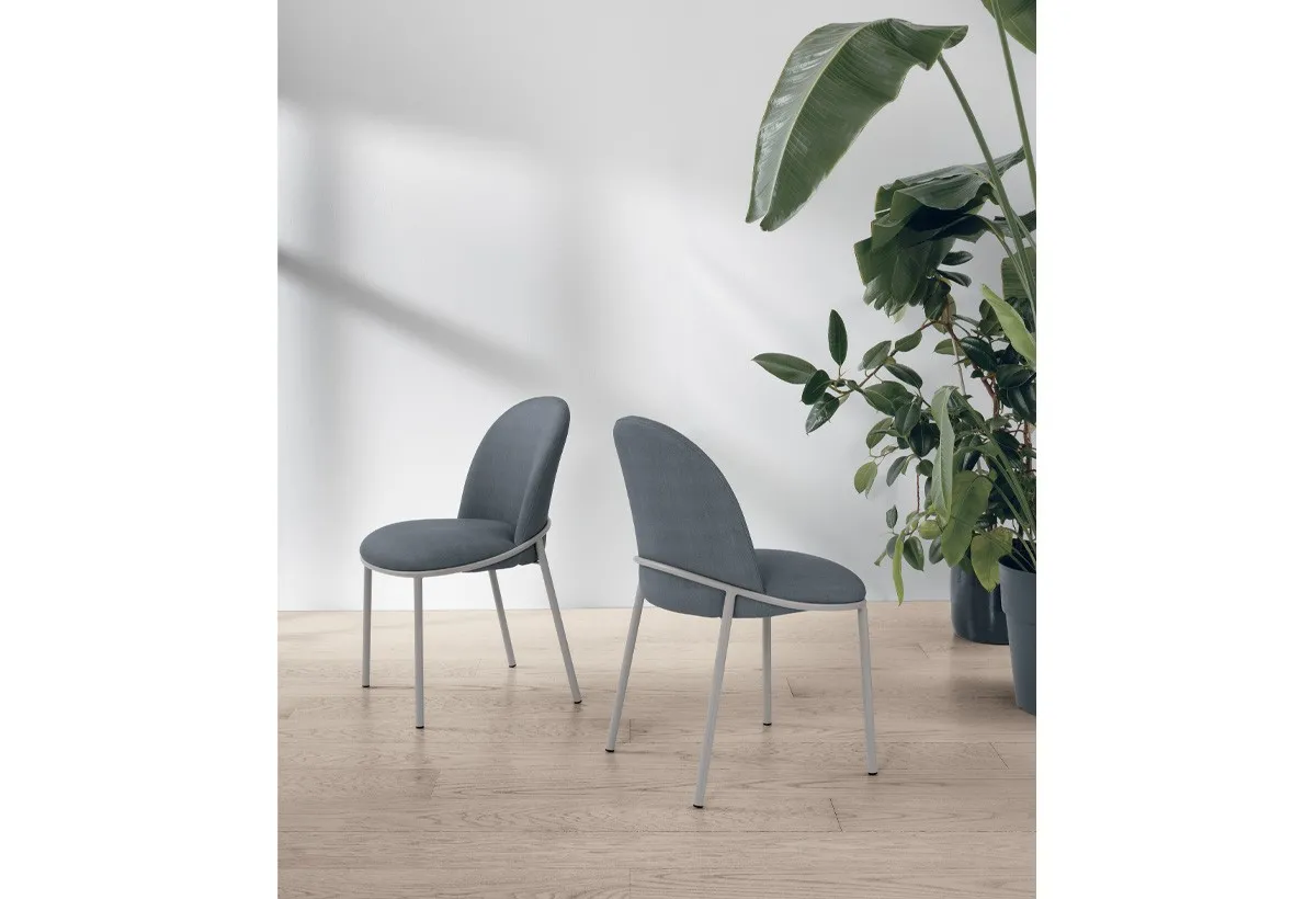 Due sedie Ofelia Target Point blu fra le piante