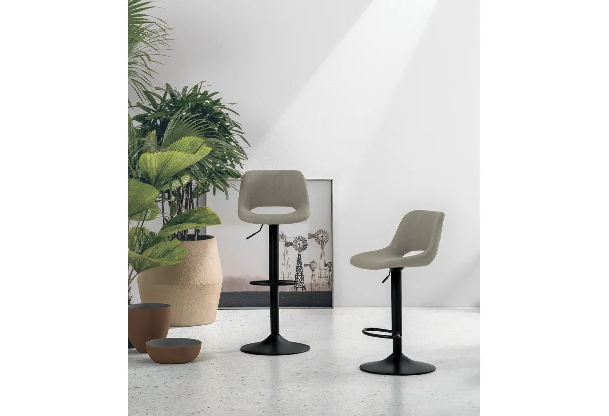 Due sgabelli Okinawa Target Point grigio chiaro con base nera accanto a una pianta