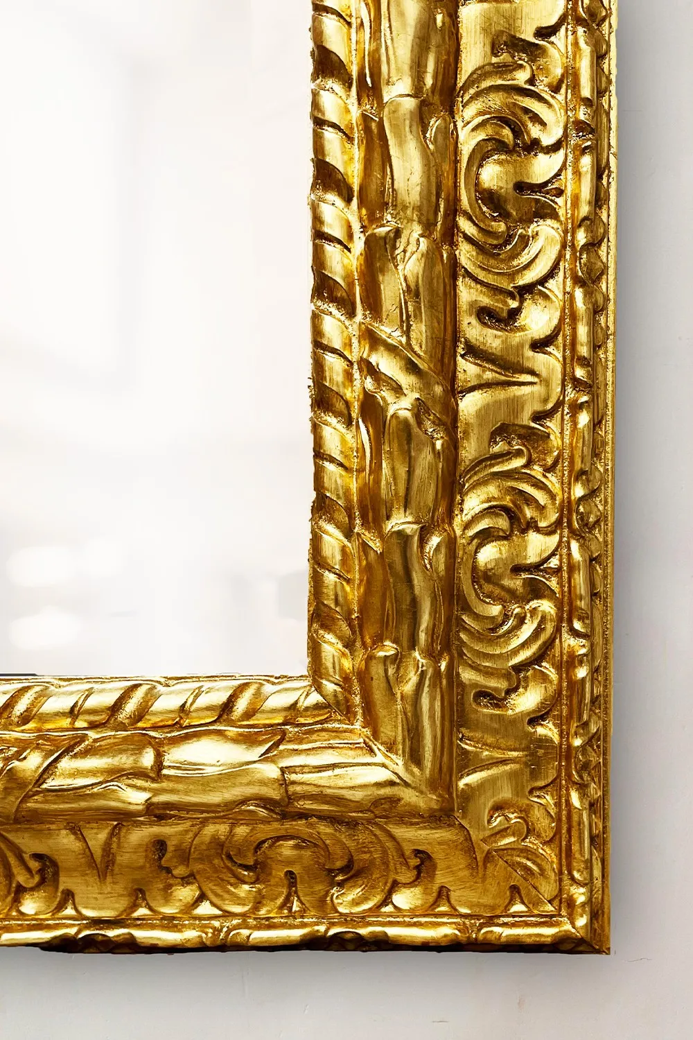 Angolo della cornice intagliata in foglia d'oro della specchiera Affresco Le Fablier