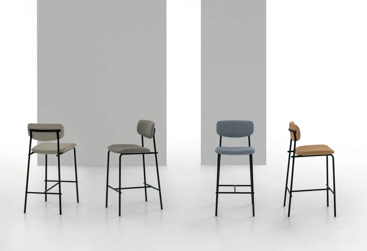 Sgabelli Osaka Target Point in quattro colori con struttura nera