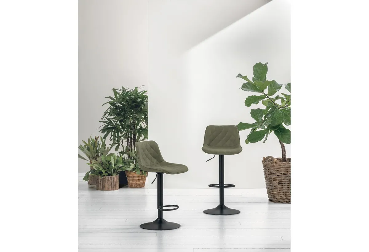 Due sgabelli Sakai Target Point verde oliva con base nera fra le piante