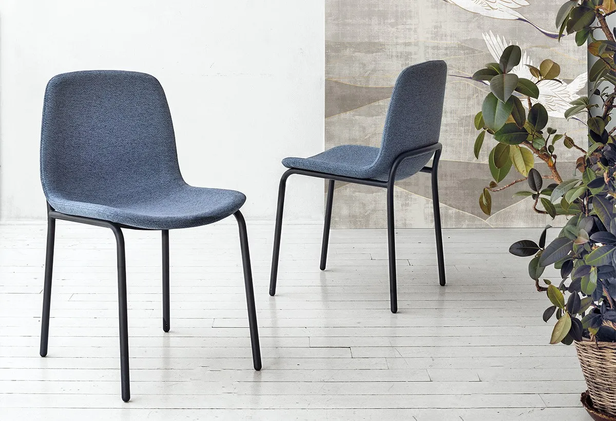 Due sedie Tokyo Target Point blu con gambe nere accanto a una pianta