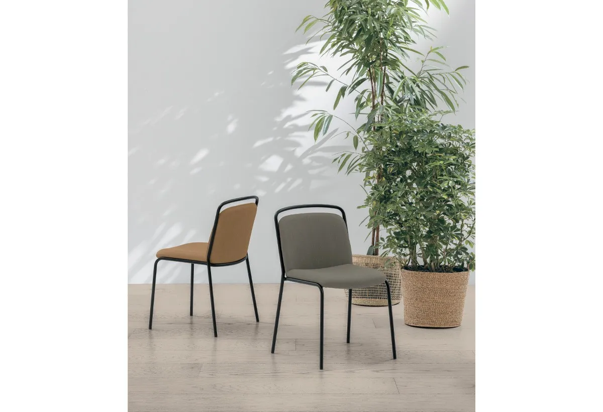Due sedie Yoko Target Point color cuoio e grigio con struttura nera
