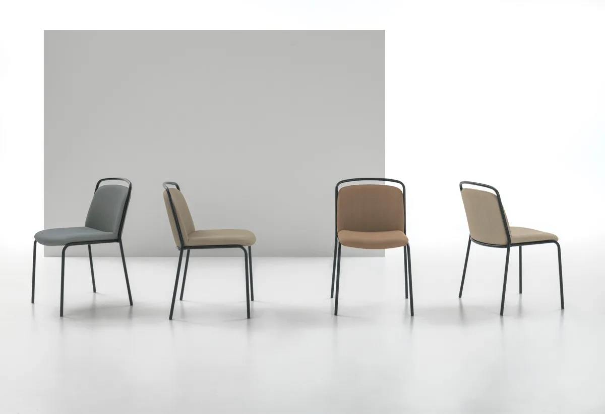 Sedie Yoko Target Point in quattro colori allineate