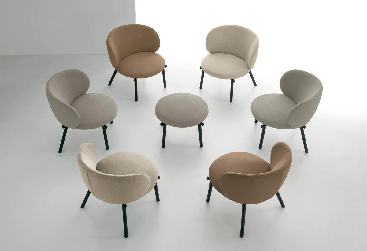 Poltroncine Kyoto Target Point disposte in cerchio attorno a un pouf, in toni beige e cuoio