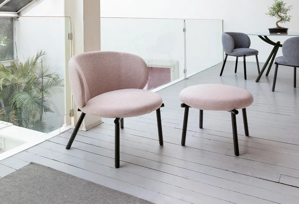 Poltrona bassa Kyoto Target Point rosa con pouf coordinato su un terrazzo