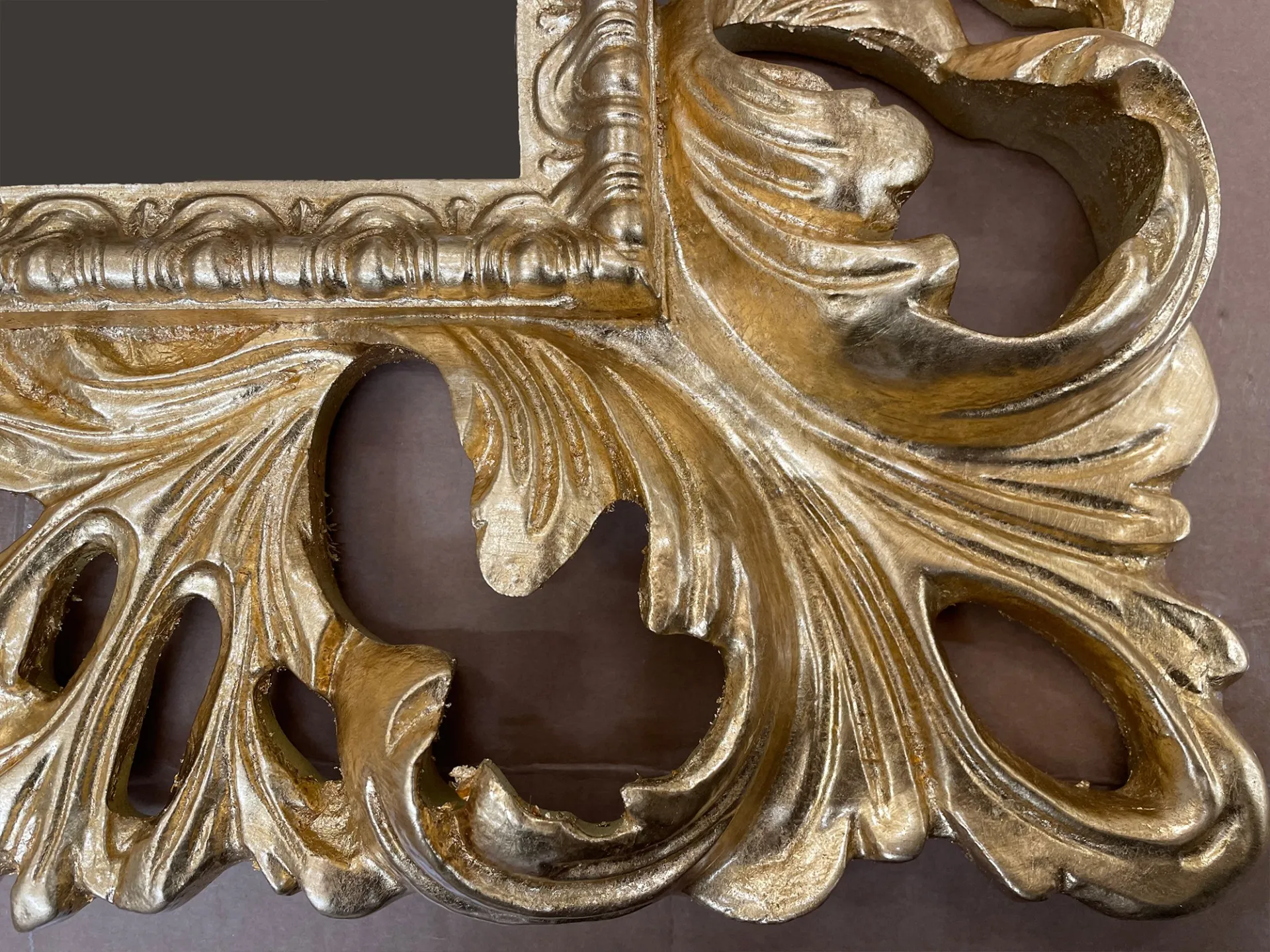 Foglie d'acanto intagliate della cornice dorata della specchiera Bassorilievo Le Fablier