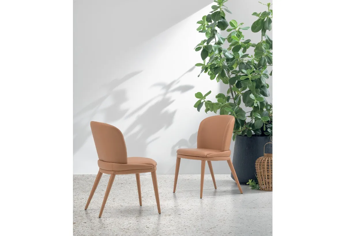 Due sedie Cleveland Target Point rosa fra le piante