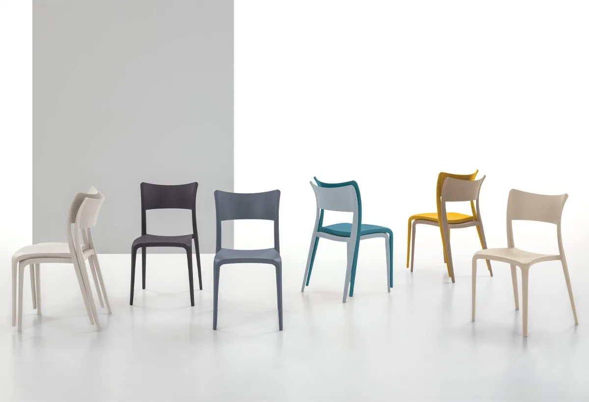 Sedie Cordoba Target Point in sei colori allineate