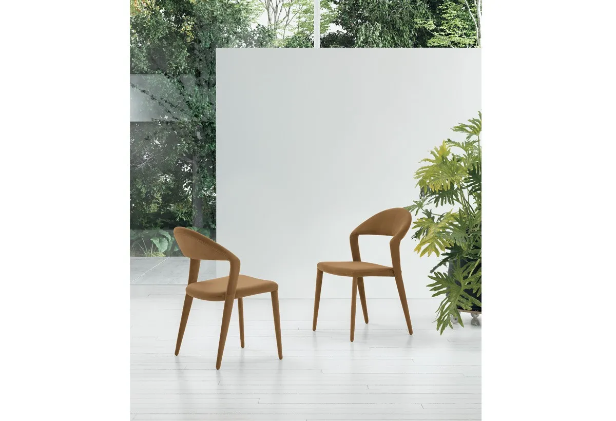 Due sedie Denver Target Point color cuoio fra le piante