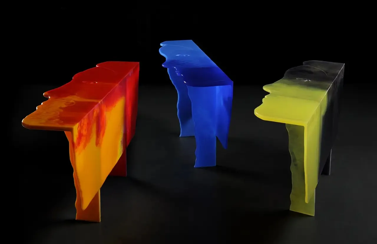 Tre consolle La Principale Le Fablier in resina rossa, blu e gialla, design Gaetano Pesce