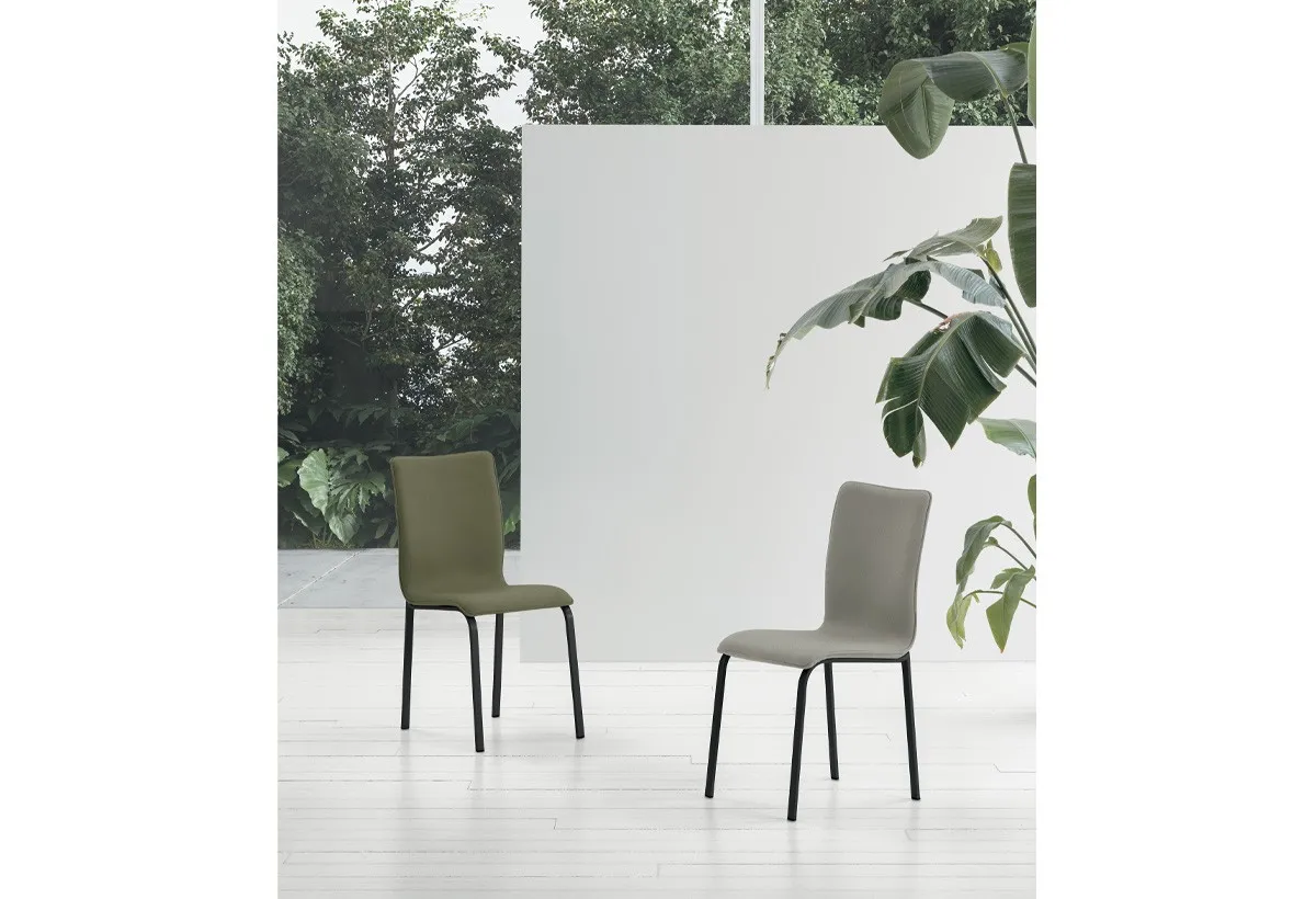 Due sedie Glamour New Target Point verde e grigia fra le piante