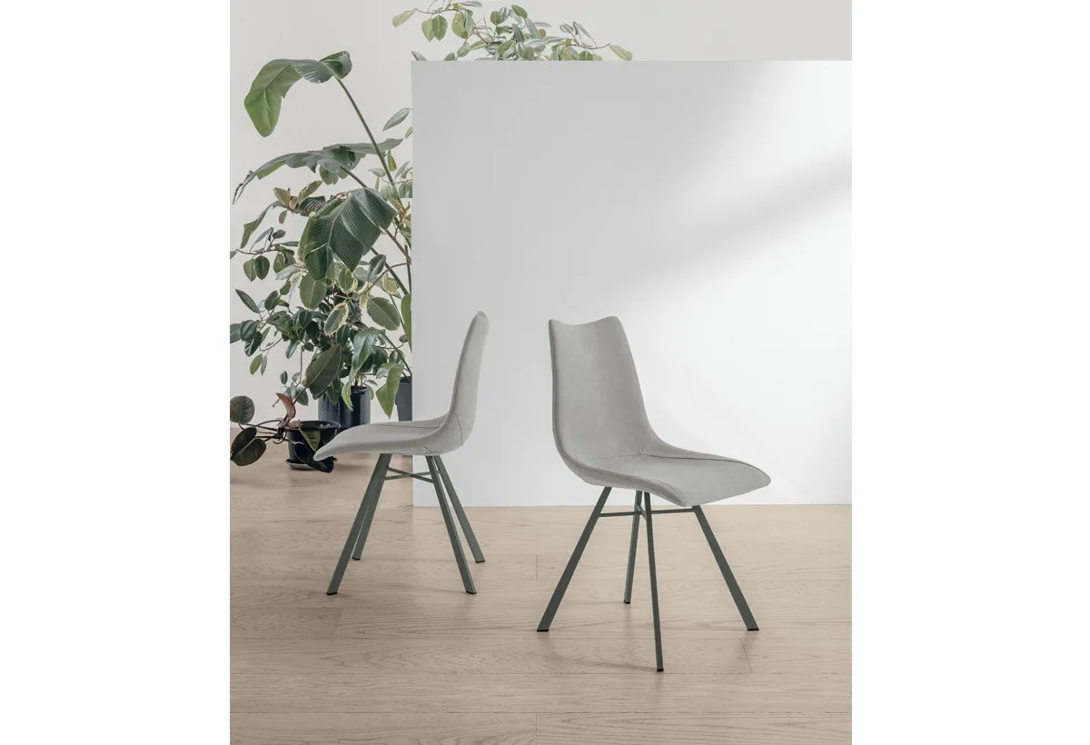Due sedie Maiorca Target Point grigio chiaro fra le piante
