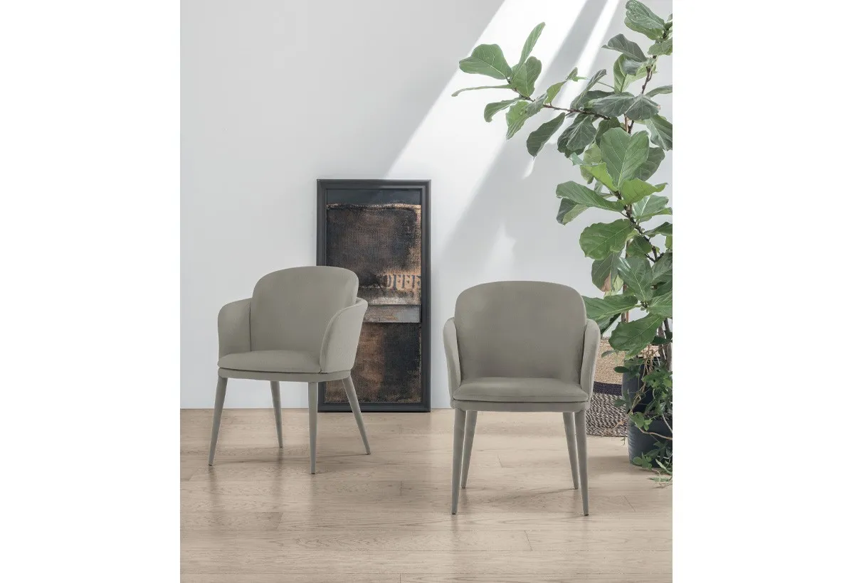 Due poltroncine Cleveland Target Point grigie davanti a un camino