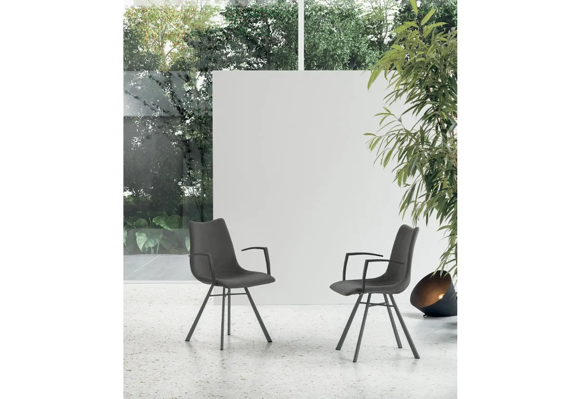 Due poltroncine Maiorca Target Point grigie fra le piante