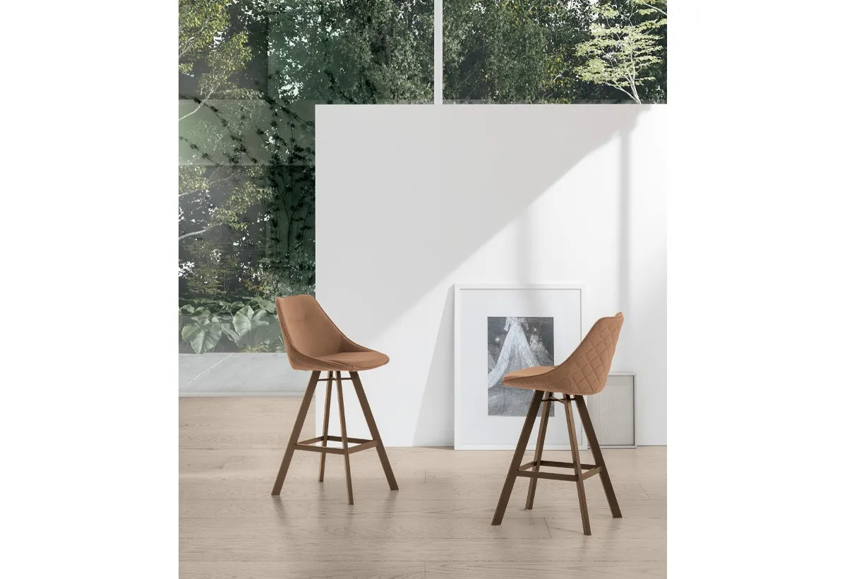 Due sgabelli Bilbao Plus Target Point color cuoio con gambe in legno