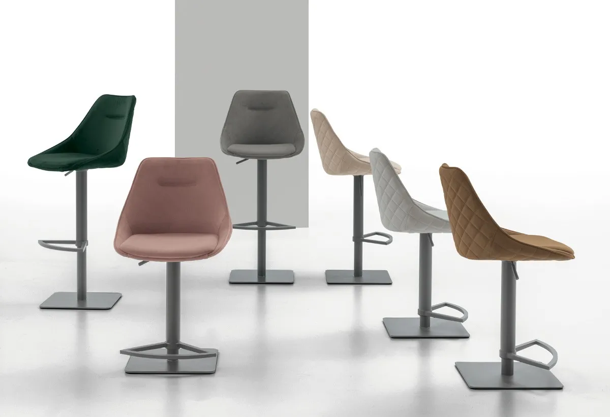 Sgabelli Bilbao Target Point regolabili con base quadrata in verde, rosa e grigio