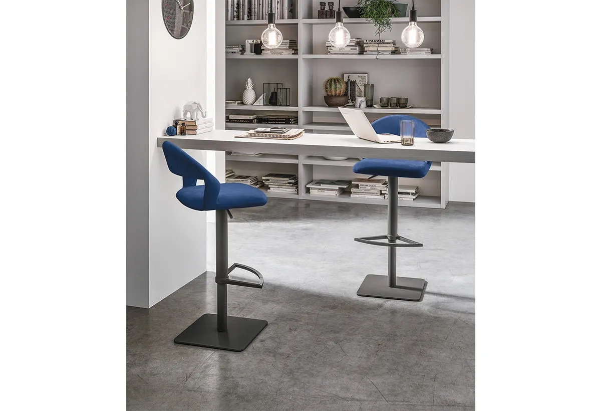 Sgabelli Denver Target Point regolabili blu e azzurro davanti a un bancone