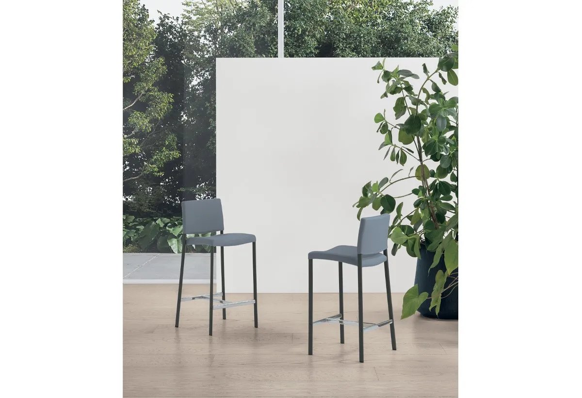 Due sgabelli Zara Target Point grigi davanti a un muro bianco con piante