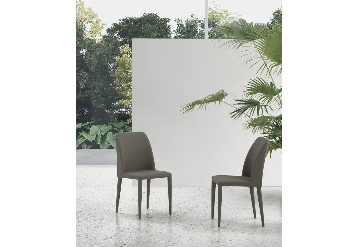 Due sedie Vienna Target Point grigio scuro fra le piante