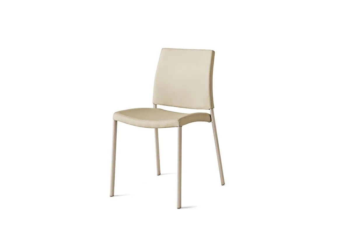 Sedia Zara Target Point beige su fondo bianco