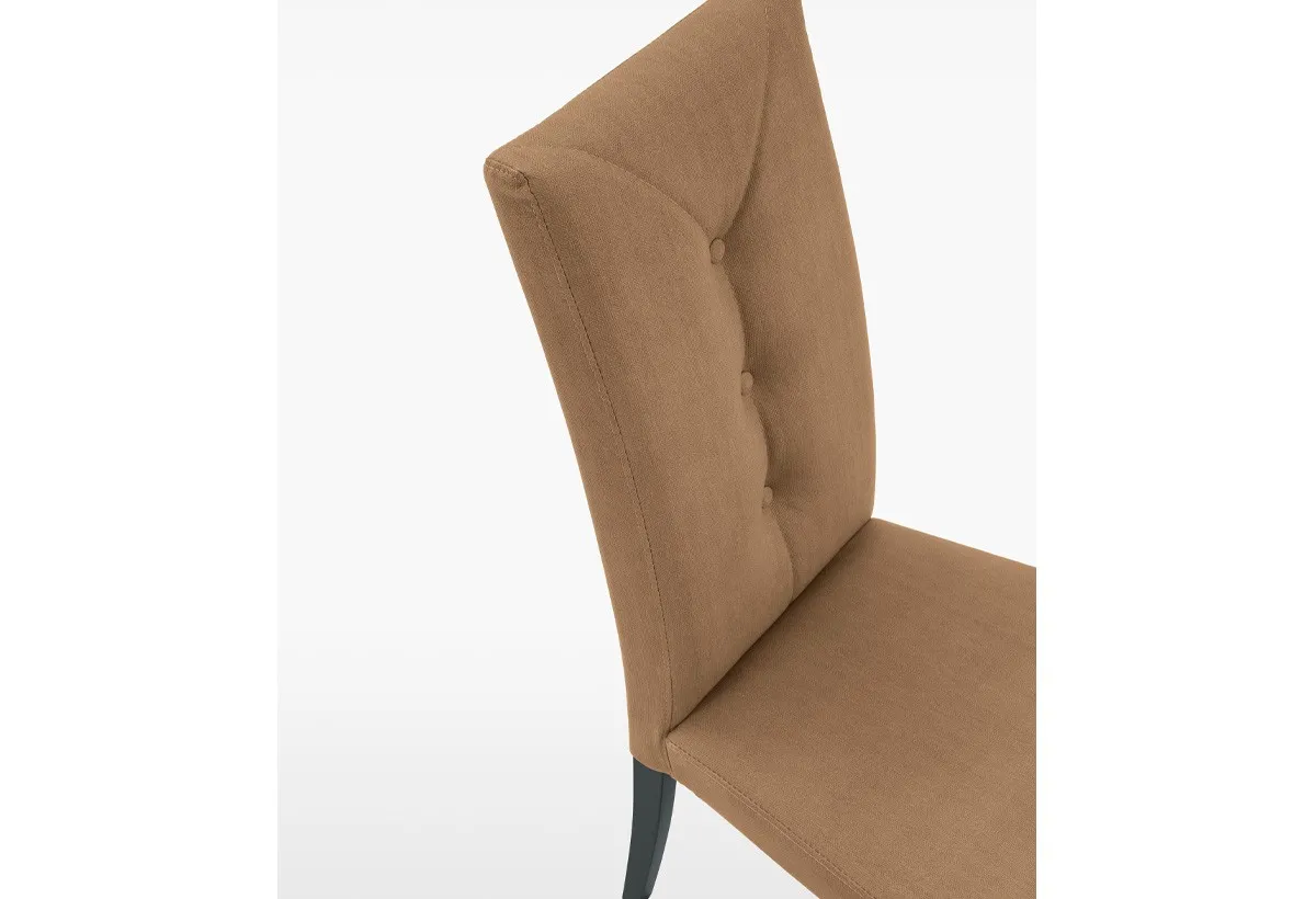 Dettaglio dei bottoni sullo schienale della sedia Zurigo Target Point color cuoio