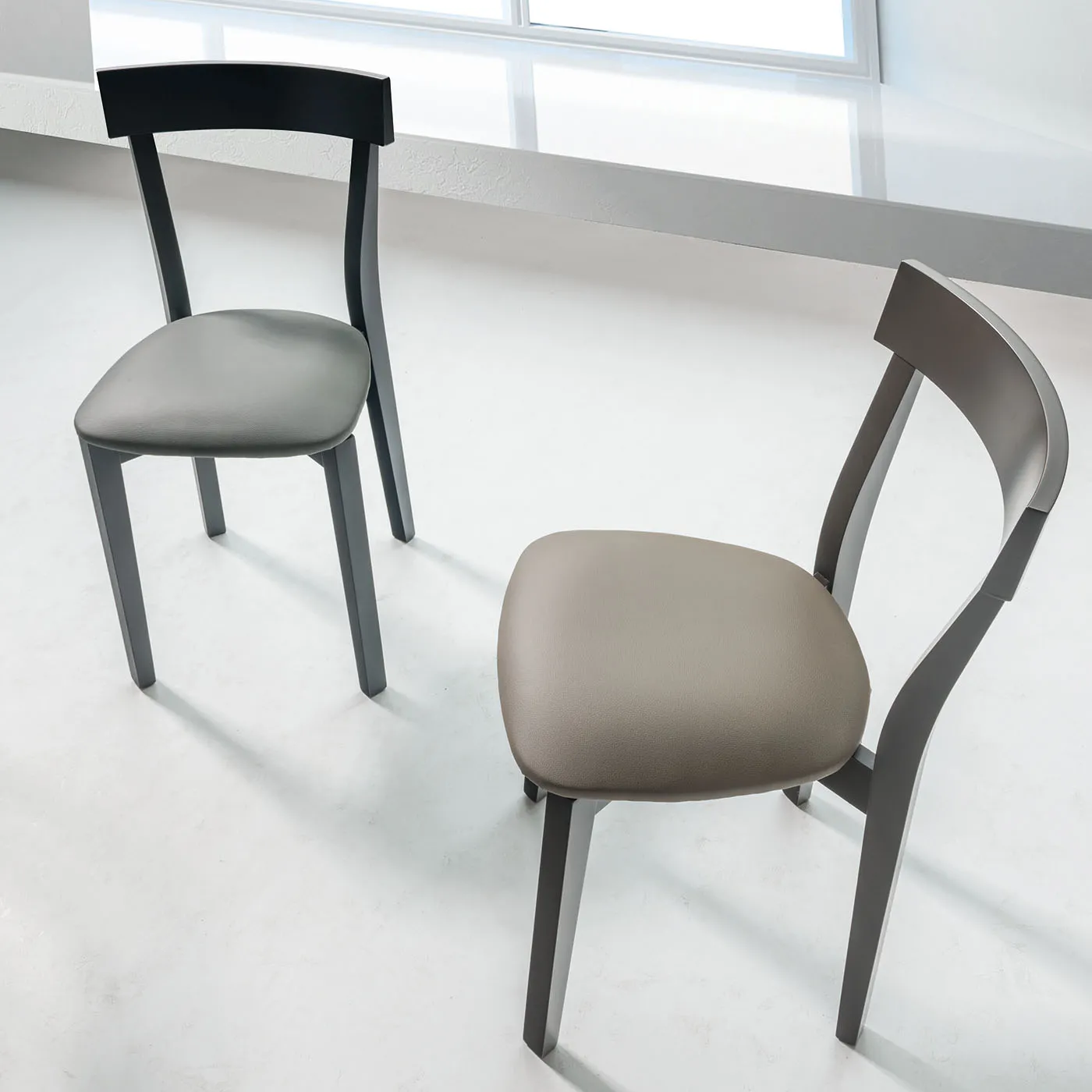 Sedie Camelia Tecnolegno antracite con seduta imbottita in ecopelle