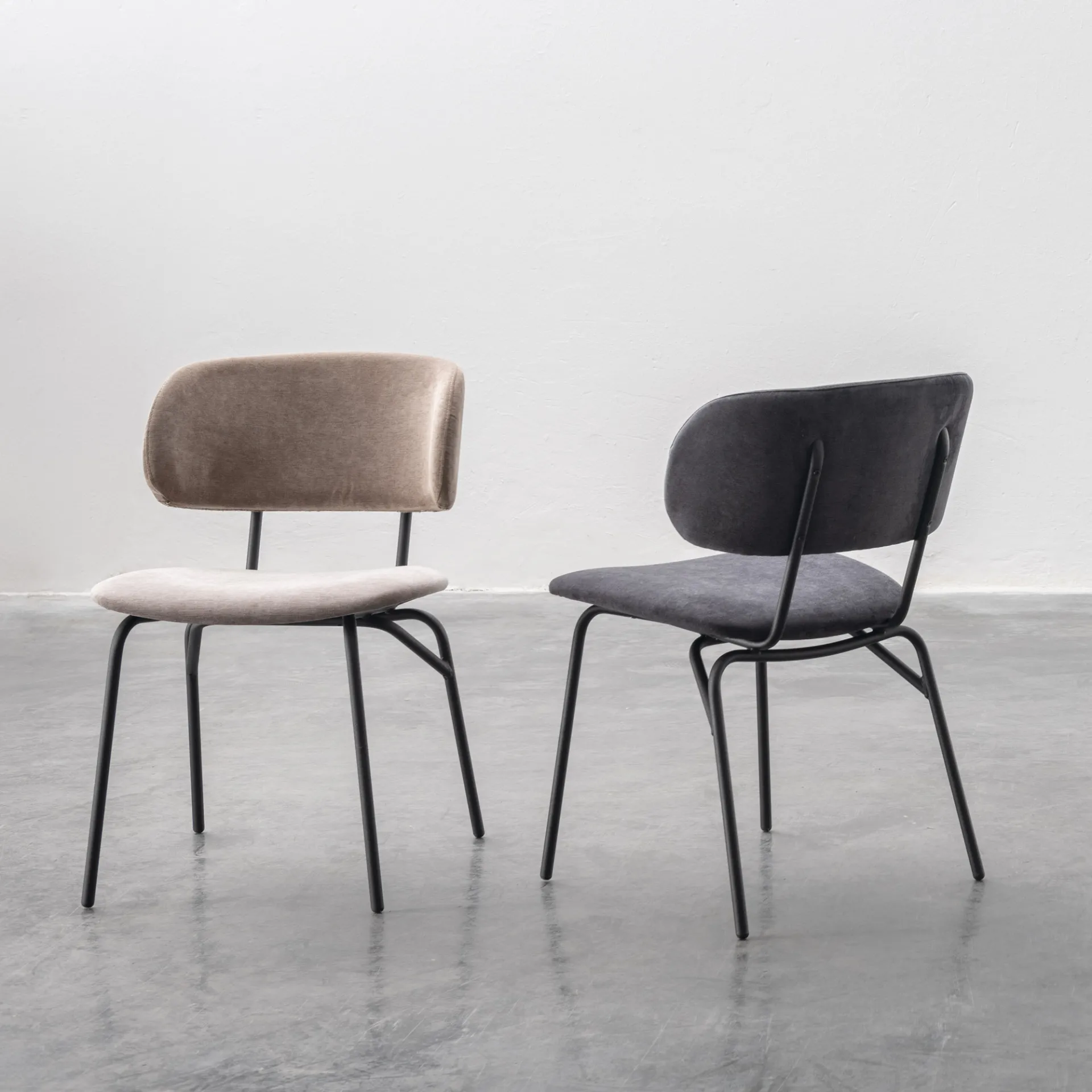 Due sedie Caterina Tecnolegno imbottite in tessuto beige e grigio con gambe in metallo nero
