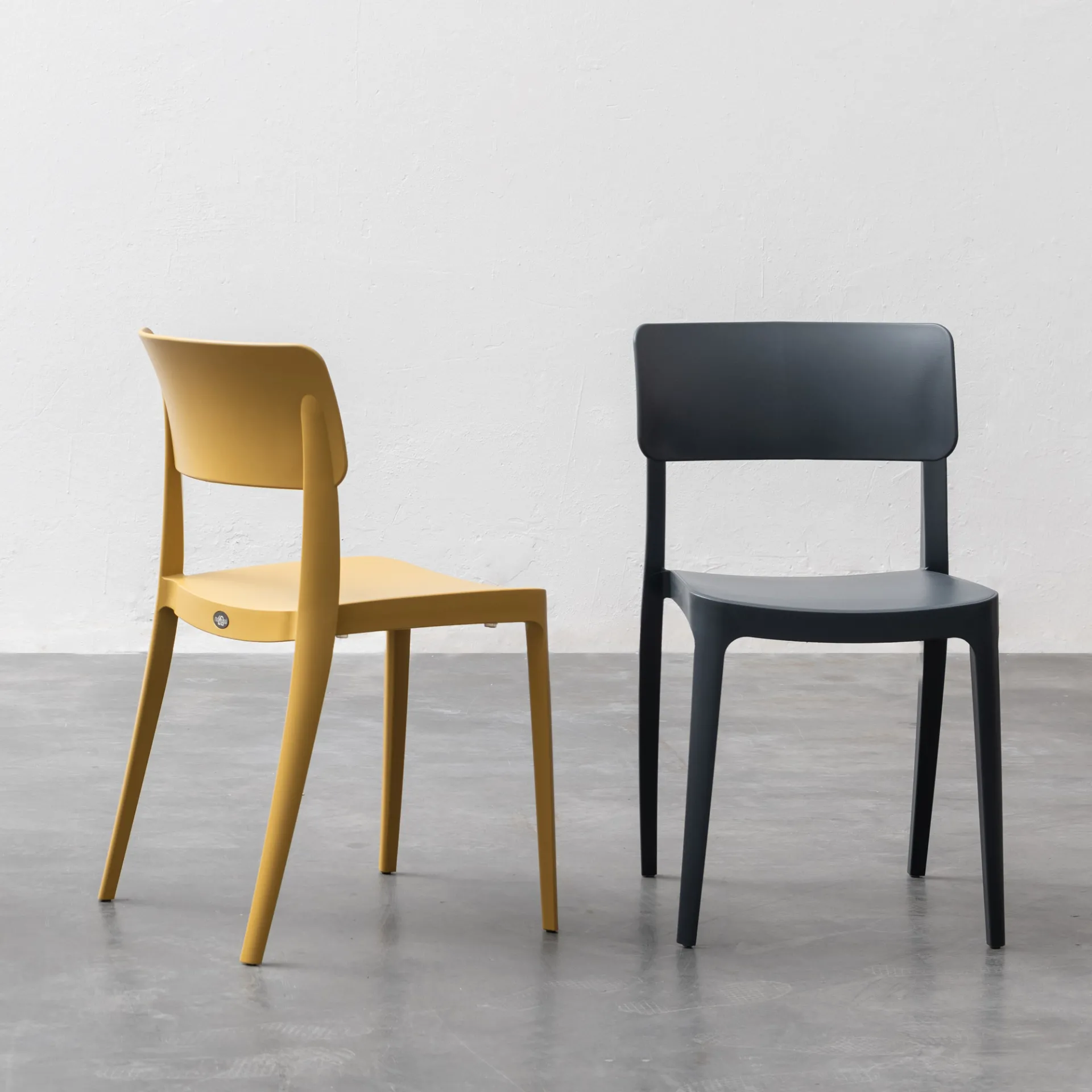 Due sedie Celeste Tecnolegno in plastica senape e antracite