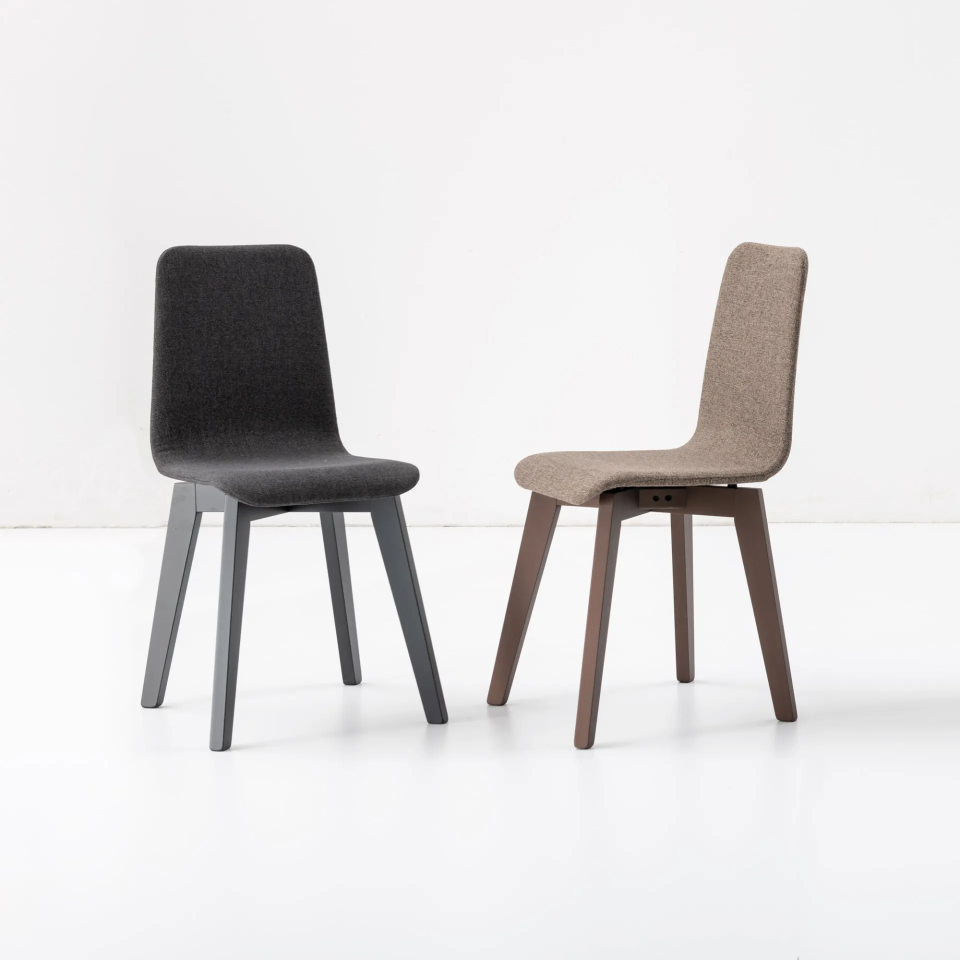 Due sedie Clio Tecnolegno con scocca imbottita antracite e beige su gambe in legno