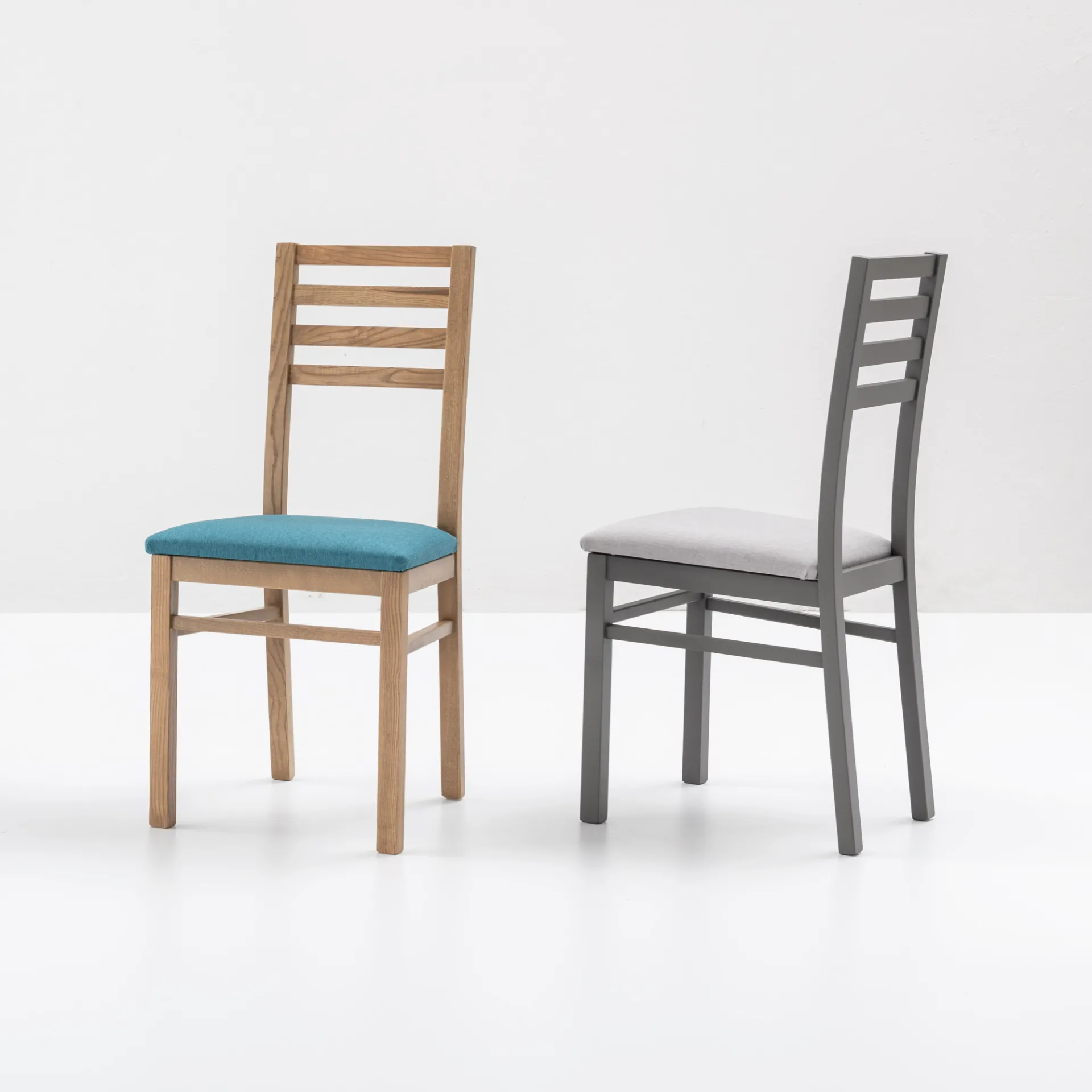 Due sedie Doris Tecnolegno in legno naturale e grigio con seduta imbottita