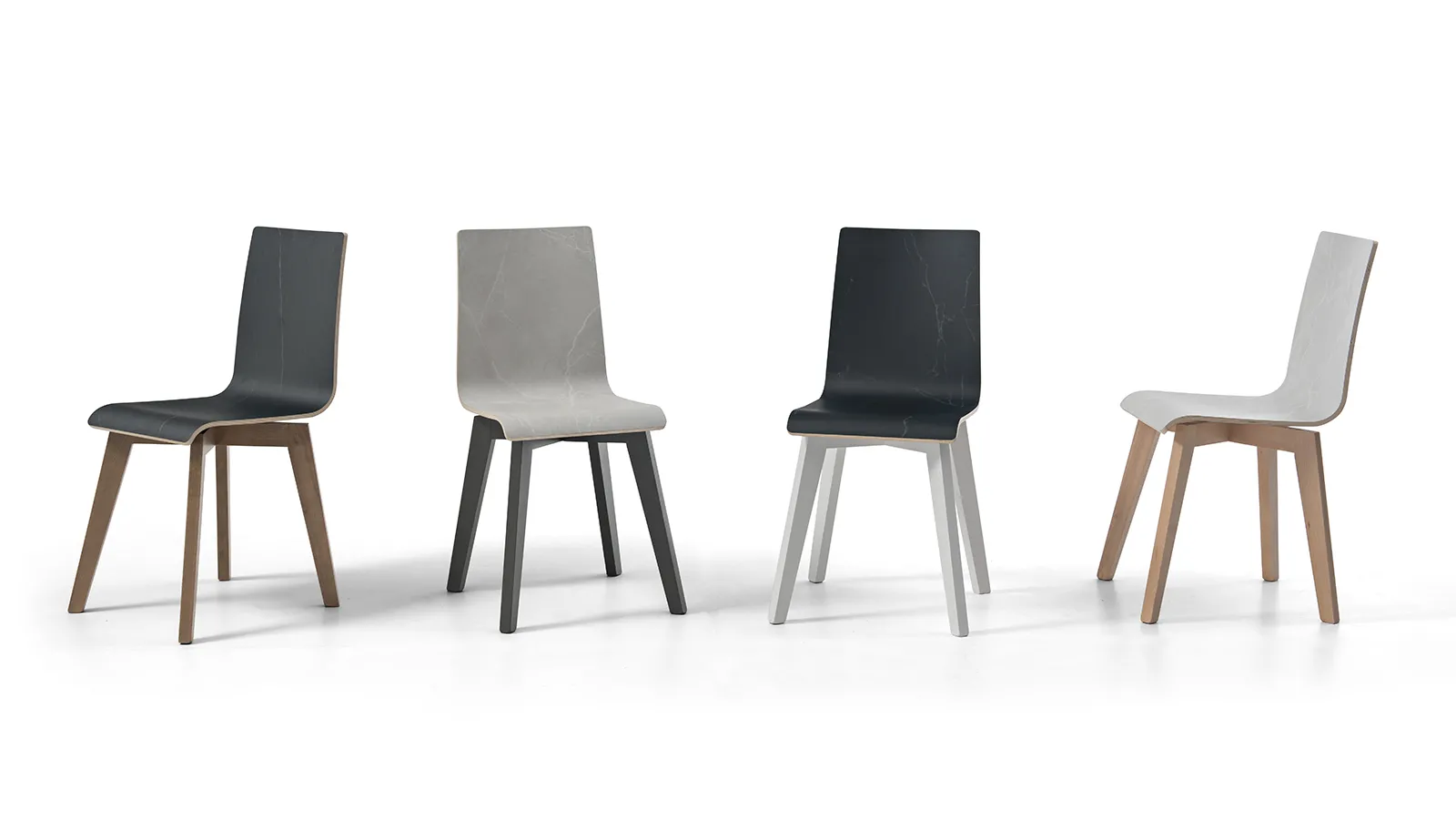 Quattro sedie Nicol Tecnolegno con scocca in laminato di colori diversi e gambe in legno