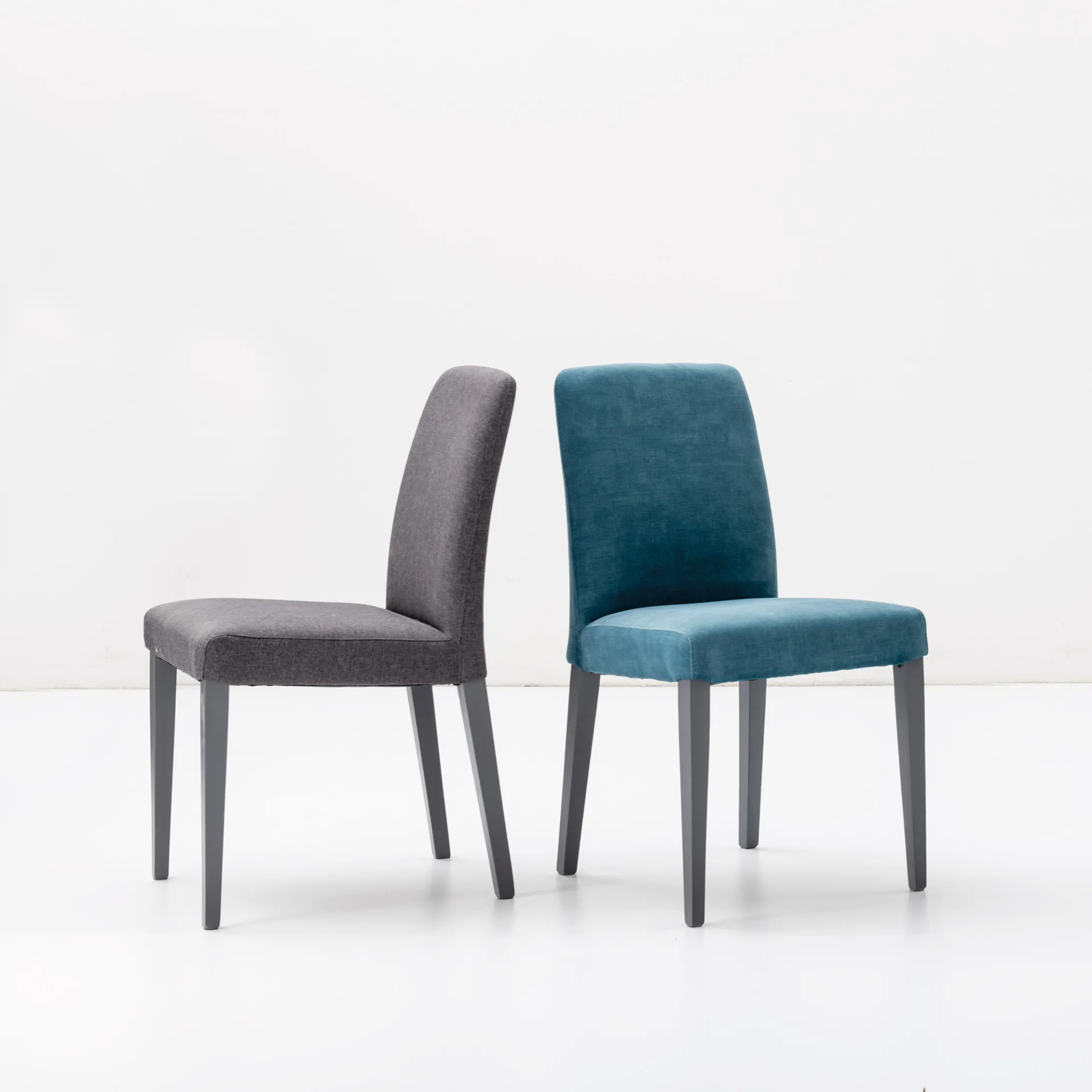 Due sedie Nora Tecnolegno imbottite in tessuto grigio e petrolio con gambe in legno